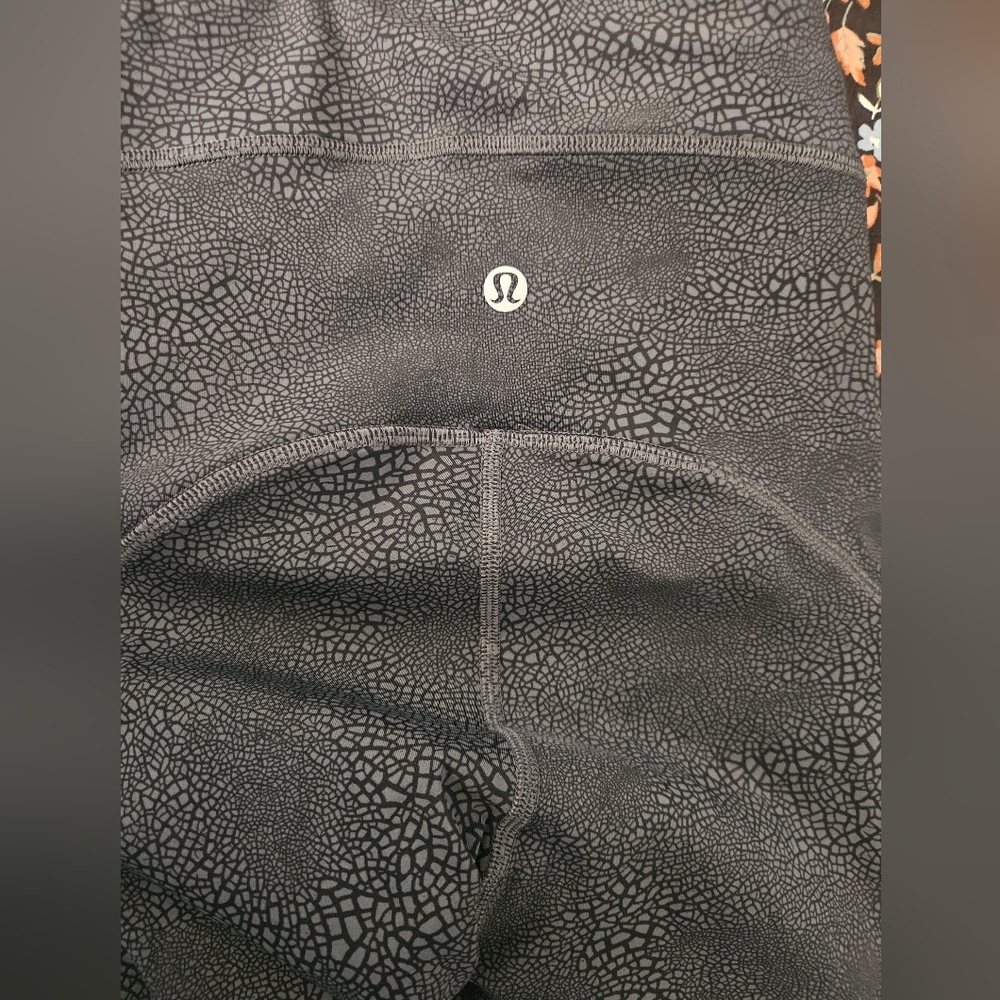 Lululemon Lwggins Size 2 - Picture 2 of 4